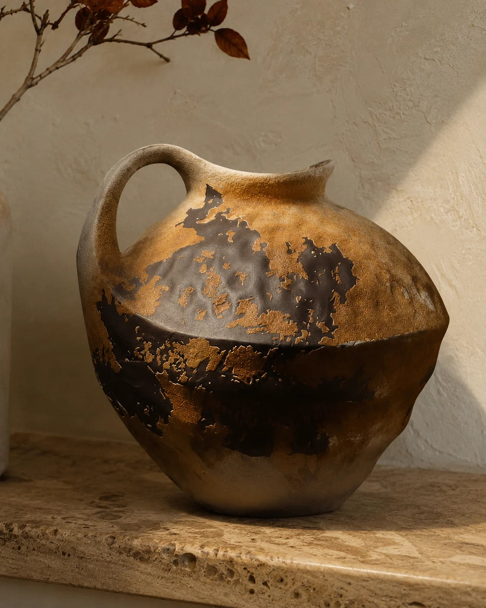 Detailansicht einer Keramikvase mit matter, gesprenkelter Oberfläche