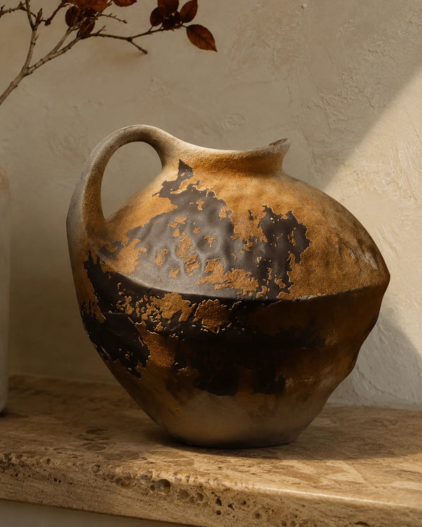 Detailansicht einer Keramikvase mit matter, gesprenkelter Oberfläche